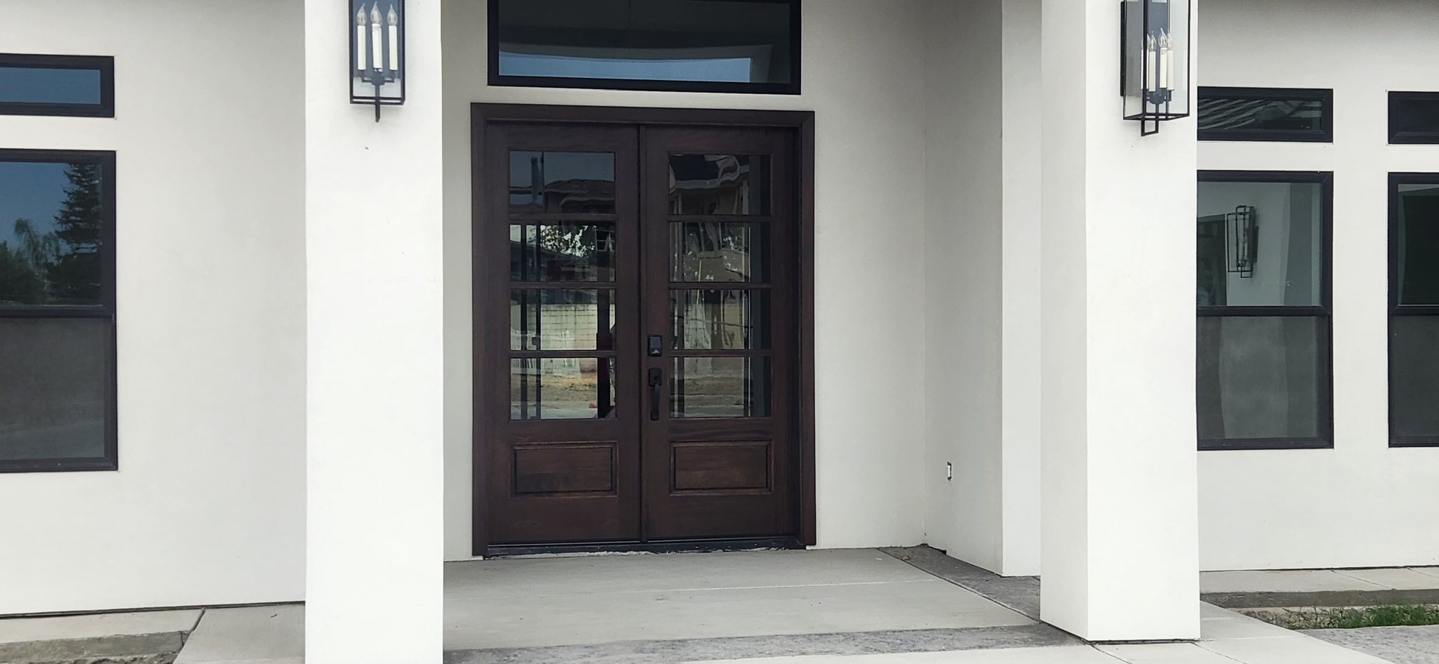 Puerta doble oscura con vidrio / Dark double doors with glass panels on modern home