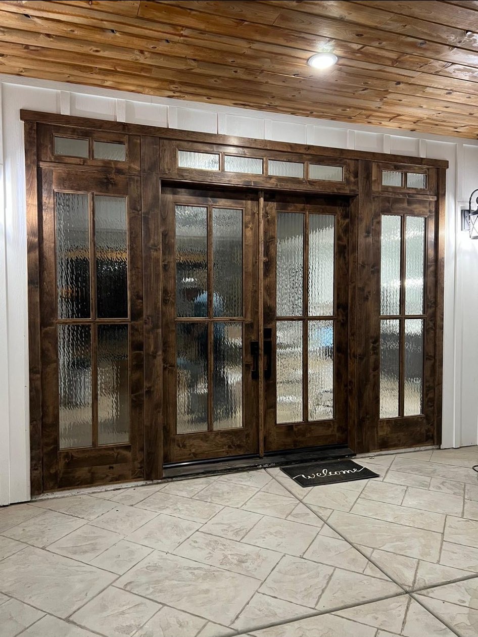 Puerta doble rústica con vidrio esmerilado / Rustic double doors with frosted glass and transom