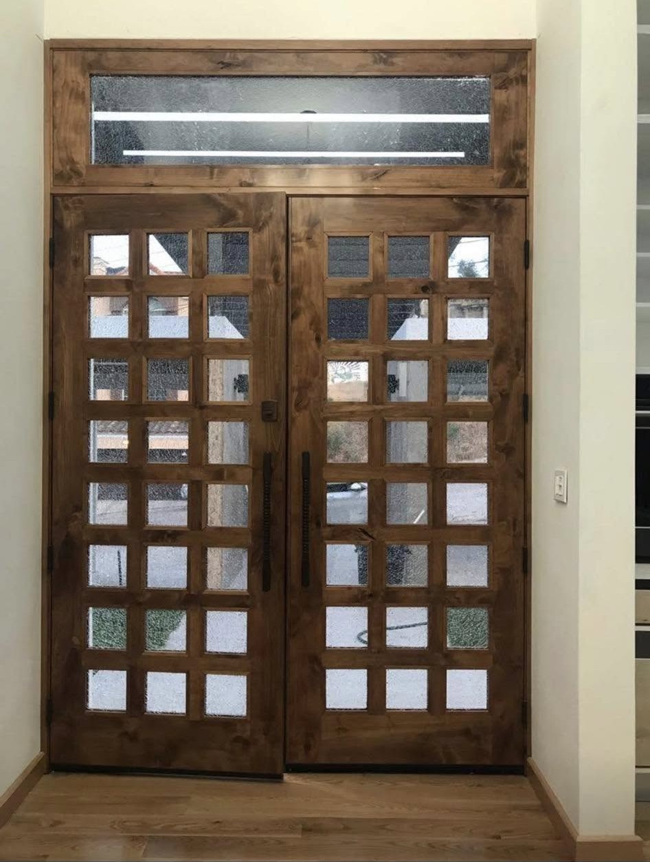 Puerta doble con cuadrículas de vidrio / Double doors with glass grid pattern and transom