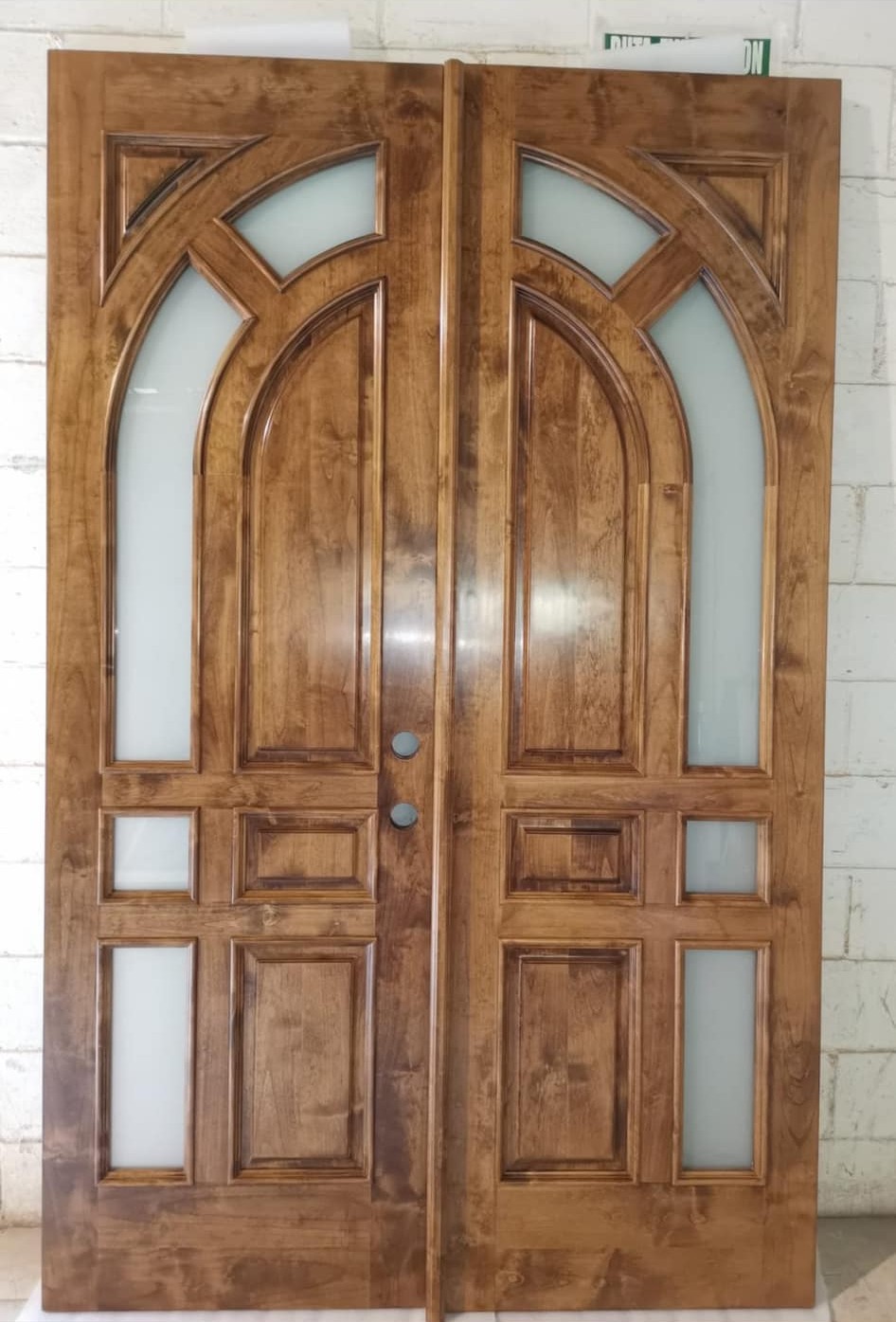 Puerta doble con arcos y vidrio esmerilado / Arched double doors with frosted glass inserts