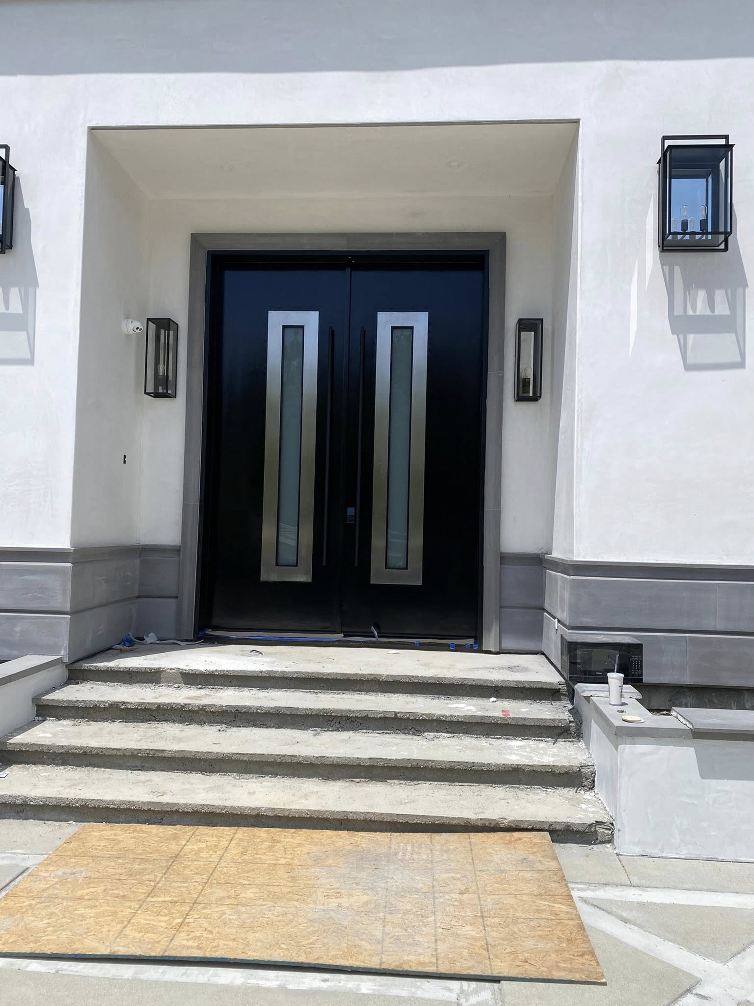 Puerta doble moderna negra con vidrio / Modern black double doors with glass inserts