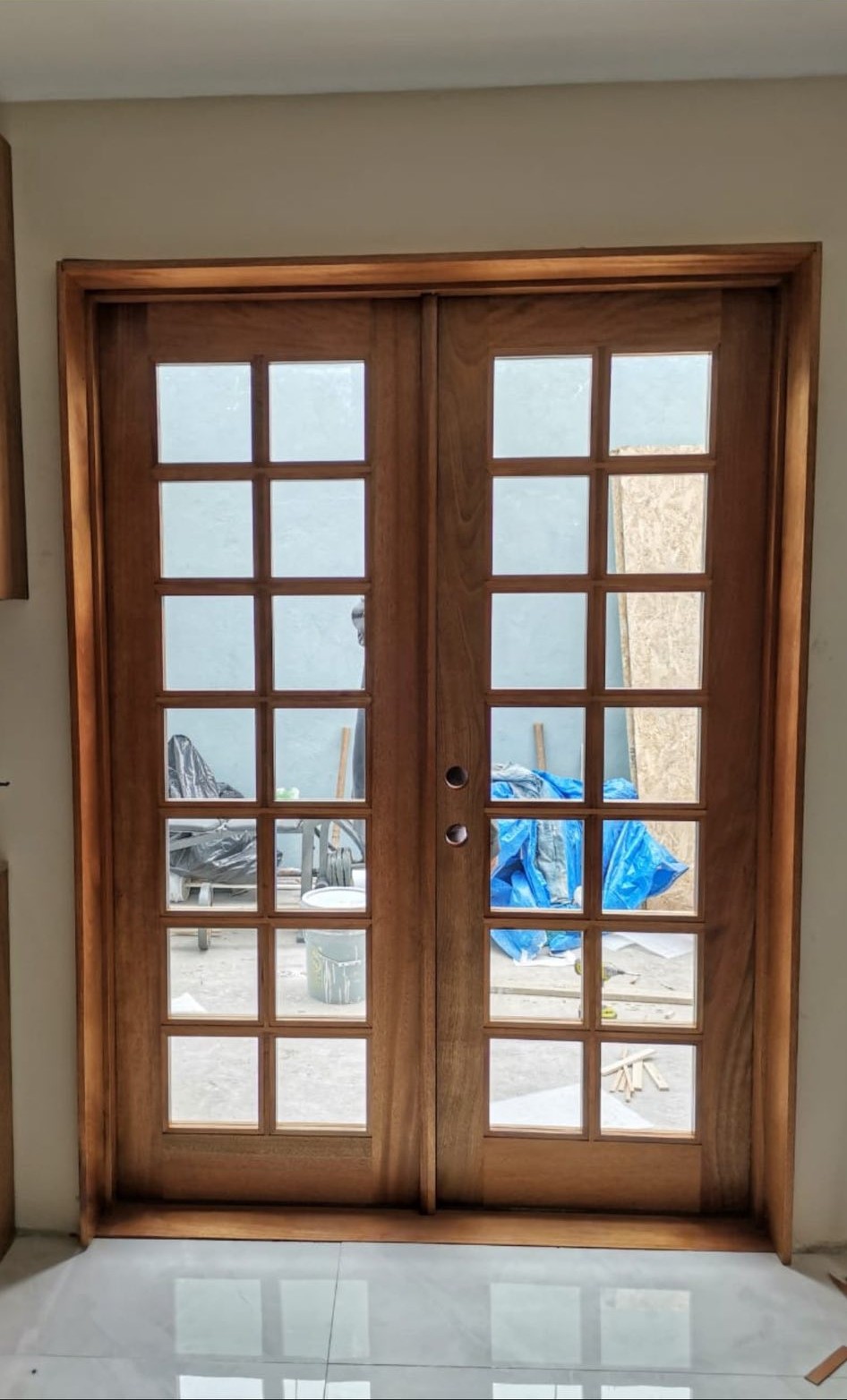 Puerta doble francesa con vidrio / French double doors with glass panels