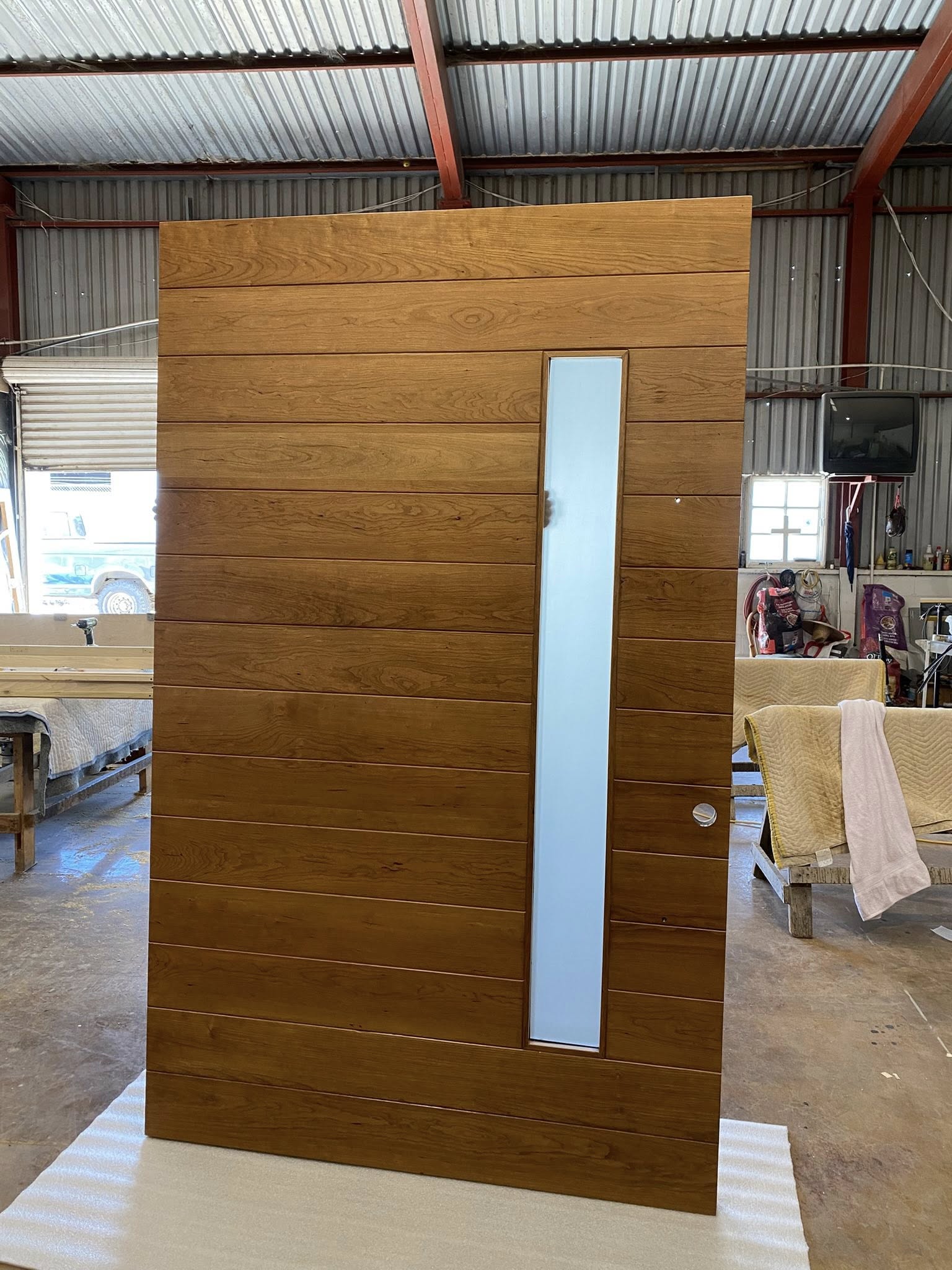Puerta pivote moderna de madera / Modern wood pivot door in workshop