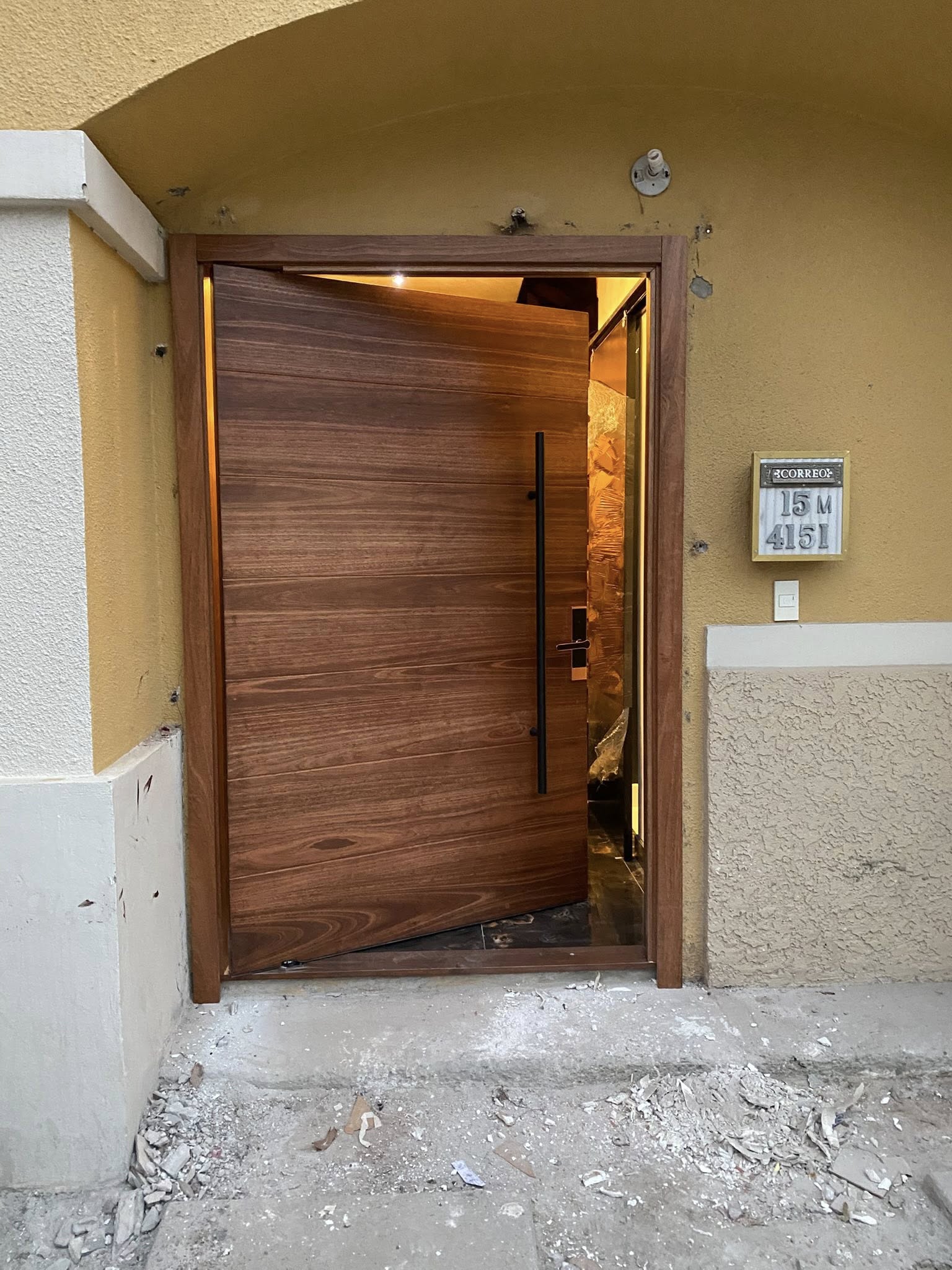 Puerta pivote instalada / Installed pivot door in residential entry