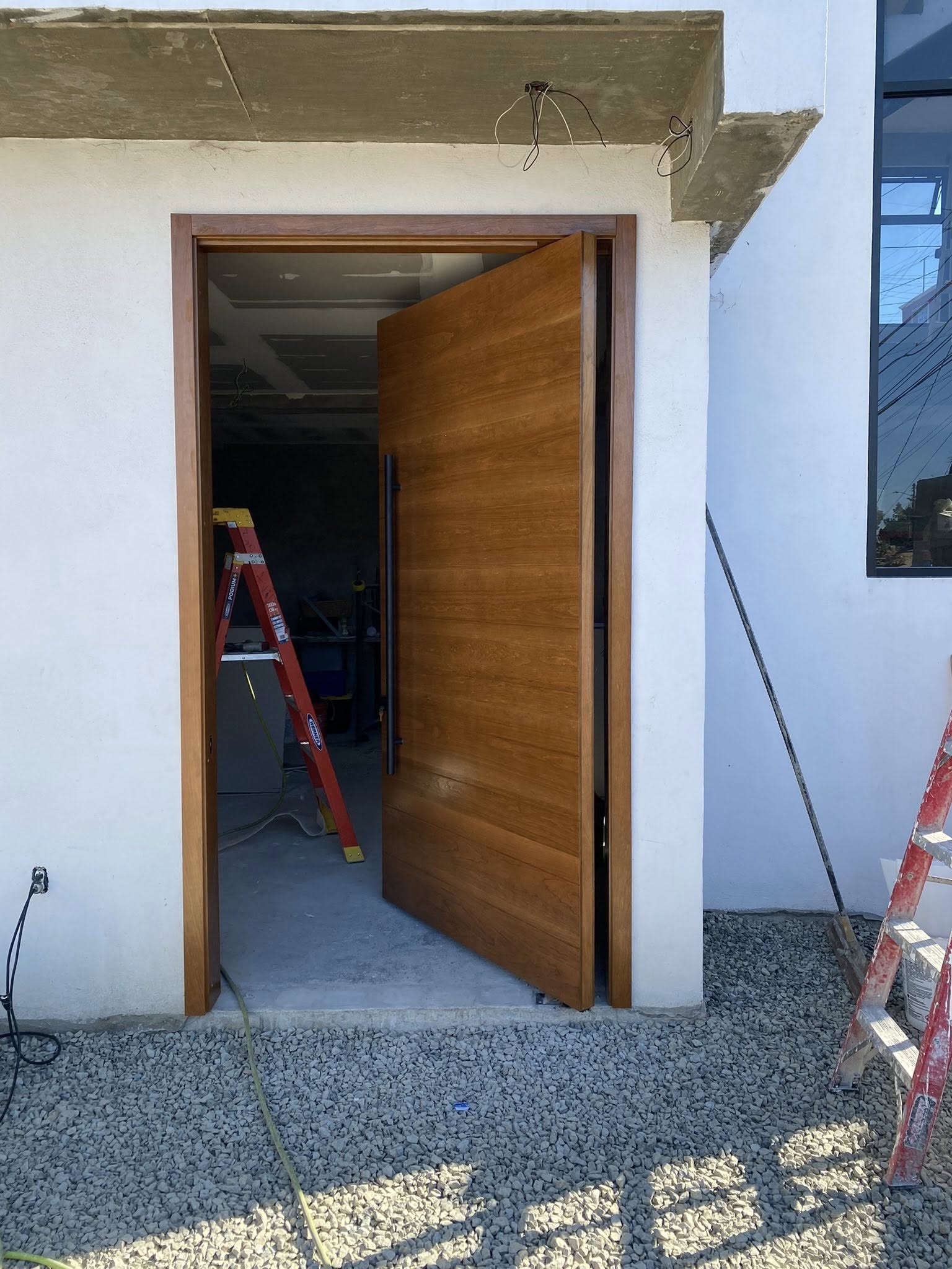 Puerta pivote minimalista / Minimalist pivot entry door installed