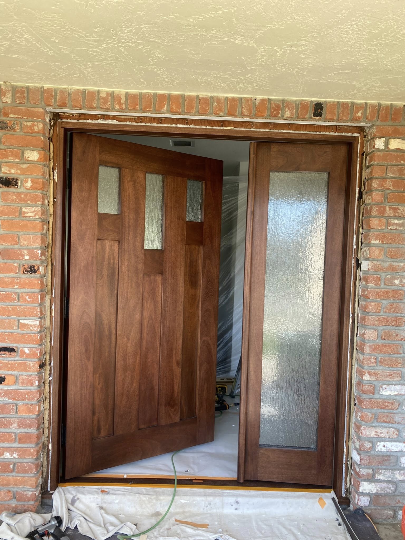 Puerta craftsman con vitrales / Craftsman door with frosted glass sidelights