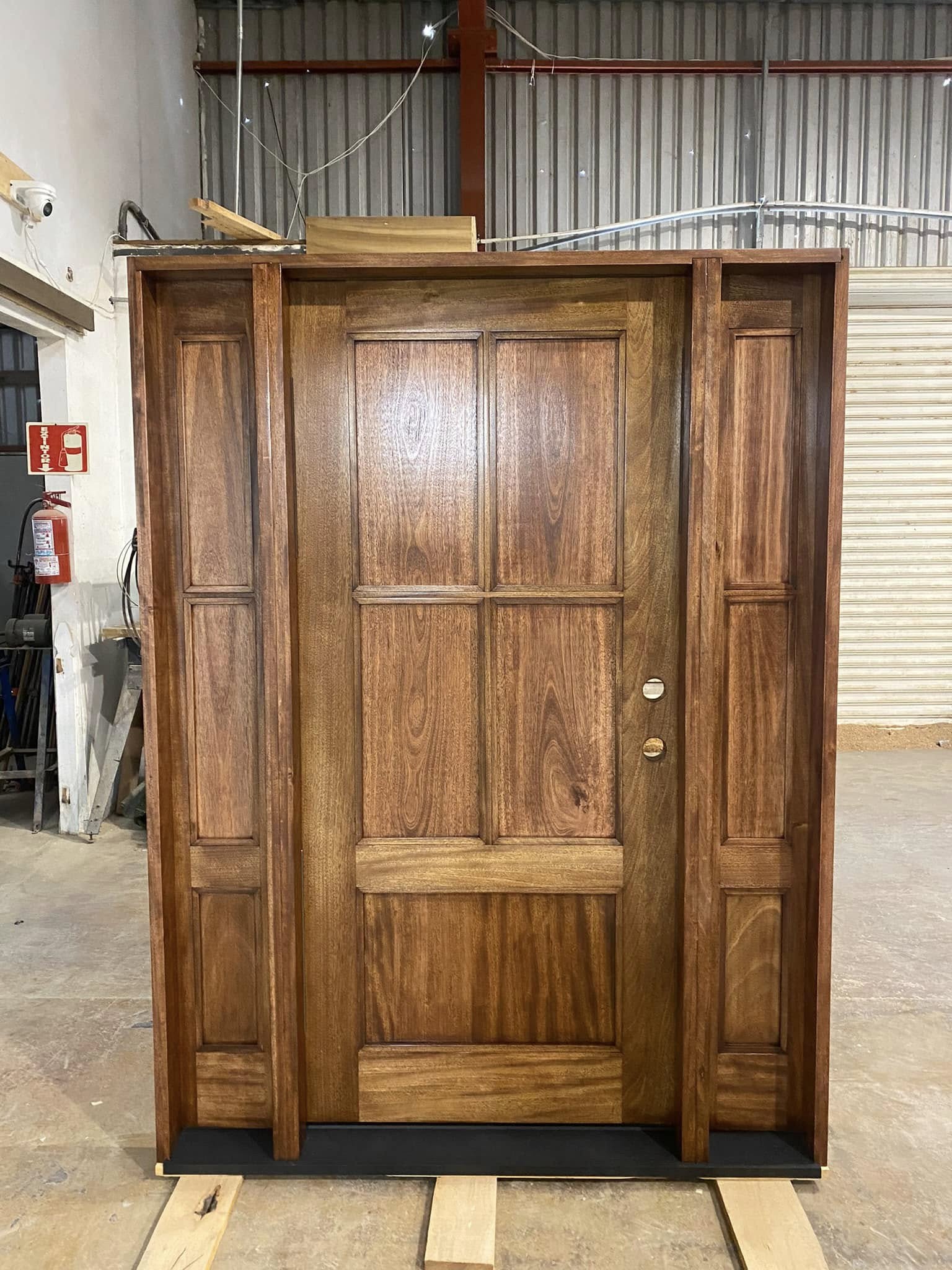 Puerta de entrada con laterales / Entry door with sidelights in workshop