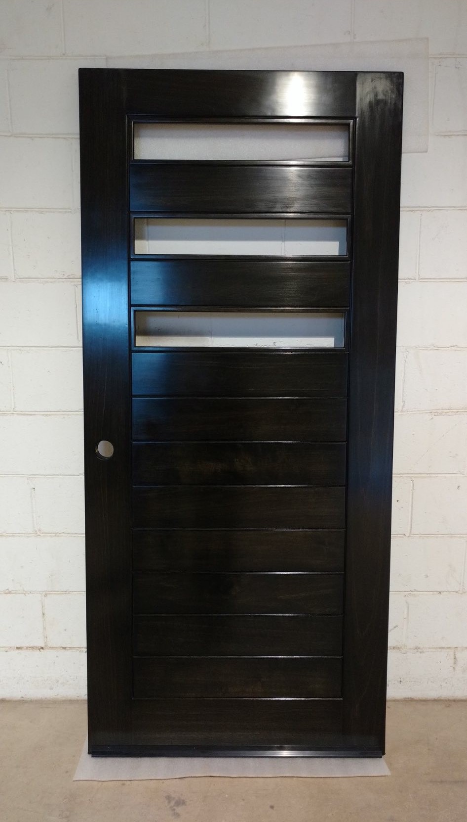 Puerta interior de parota en pasillo / Parota wood interior hallway doors